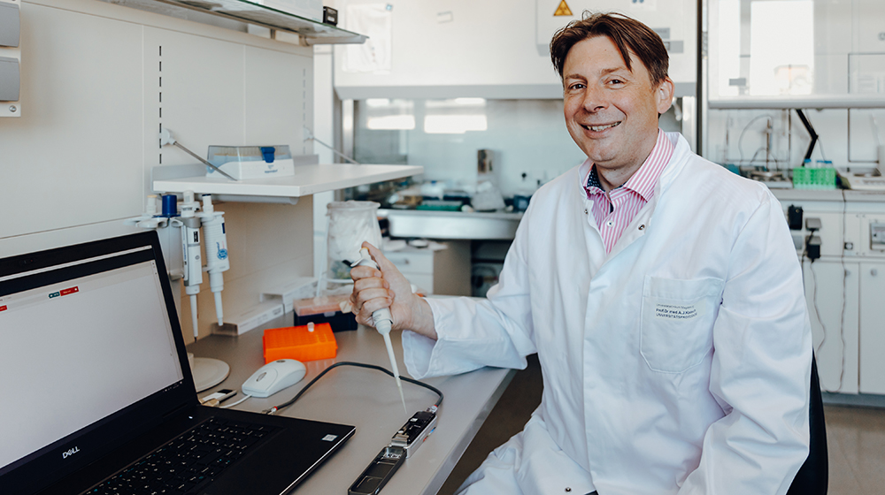 Prof. Kaasch in seinem Labor (Foto: Jana Dünnhaupt / Uni Magdeburg)