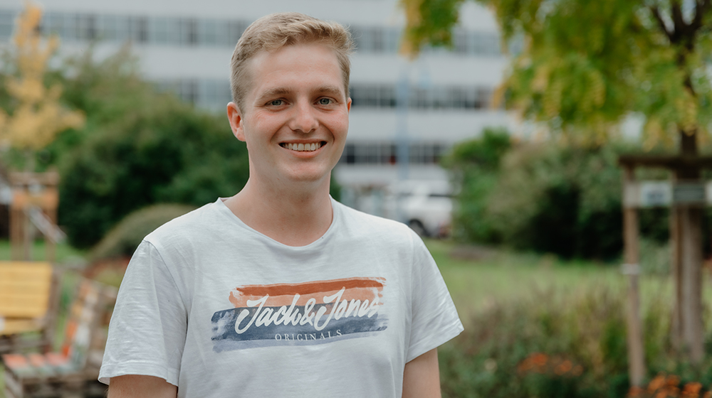 Der Student Lukas Heydick hat neben seinem Masterstudium in Sicherheit- und Gefahrenabwehr an der Uni Magdeburg das Symposium mit organisiert (Foto: Hannah Theile / Uni Magdeburg)