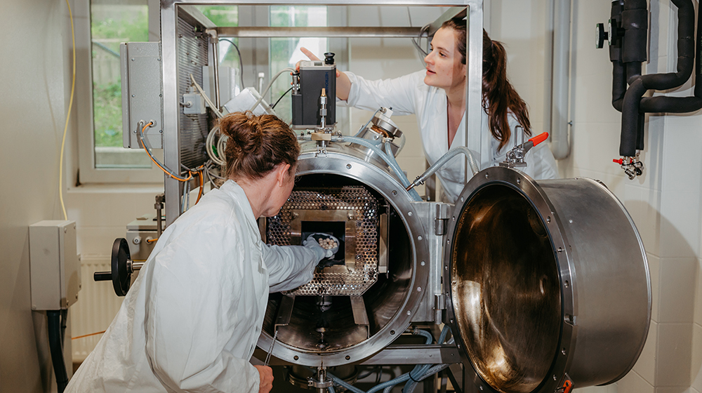 Die Verfahrenstechnikerinnen Dr. Nicole Vorhauer-Huget (li.) und Jun.-Prof. Dr.-Ing. Alba Dieguez Alonso bei Versuchsvorbereitungen am Mikrowellenreaktor. (c) Jana Dünnhaupt Uni Magdeburg Die Verfahrenstechnikerinnen Dr. Nicole Vorhauer-Huget (li.) und Jun.-Prof. Dr.-Ing. Alba Dieguez Alonso bei Versuchsvorbereitungen am Mikrowellenreaktor. (c) Jana Dünnhaupt Uni Magdeburg