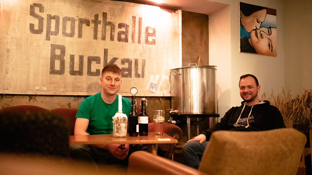 Die beiden Doktoranden Patrick Hellwig (li.) und Michael Wenske (re.) verbindet eine gemein- same Leidenschaft fürs Bierbrauen. (Foto: Hannah Theile / Uni Magdeburg)