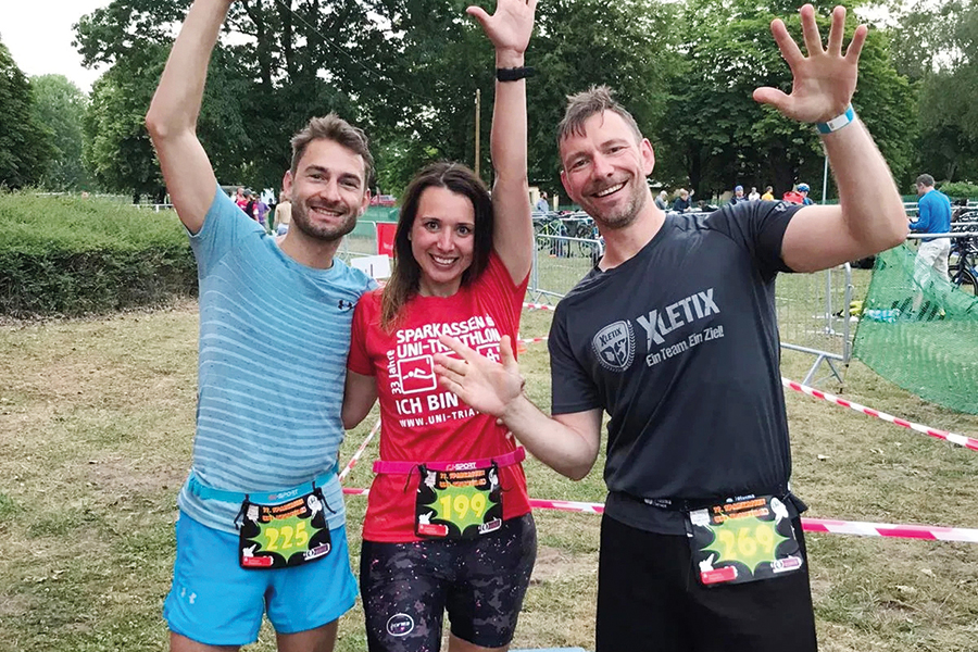 Kathrin Rehfeld nach dem Triathlon (c) privat Dr. Kathrin Rehfeld Kathrin Rehfeld freut sich mit Kollegen nach dem Triathlon über ihren 3. Platz (c) privat Dr. Kathrin Rehfeld