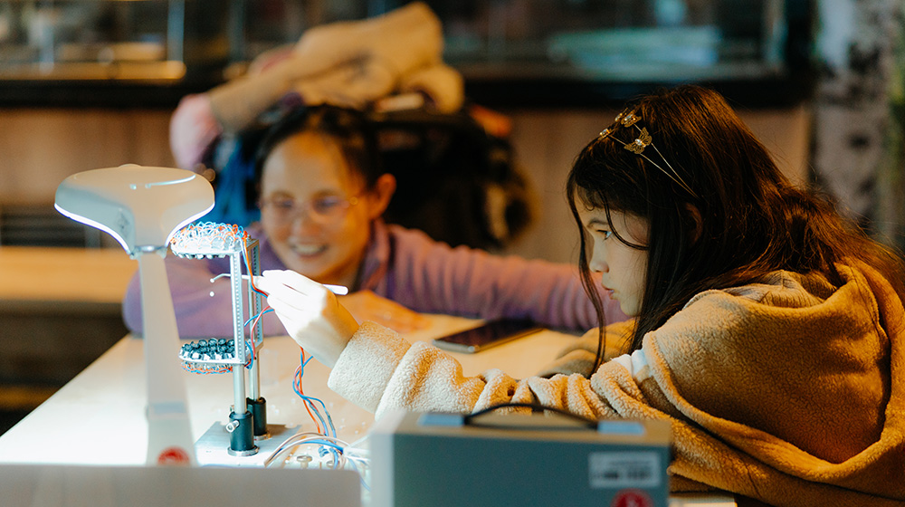 Two children at the physics day (c) Jana Dünnhaupt Uni Magdeburg