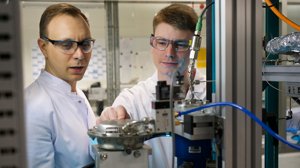 Lothar Kaps (links) und sein Kollege Wieland Kortuz überprüfen eine technische Anlage im Labor (c) Nils Thomas Max-Planck-Institut Magdeburg