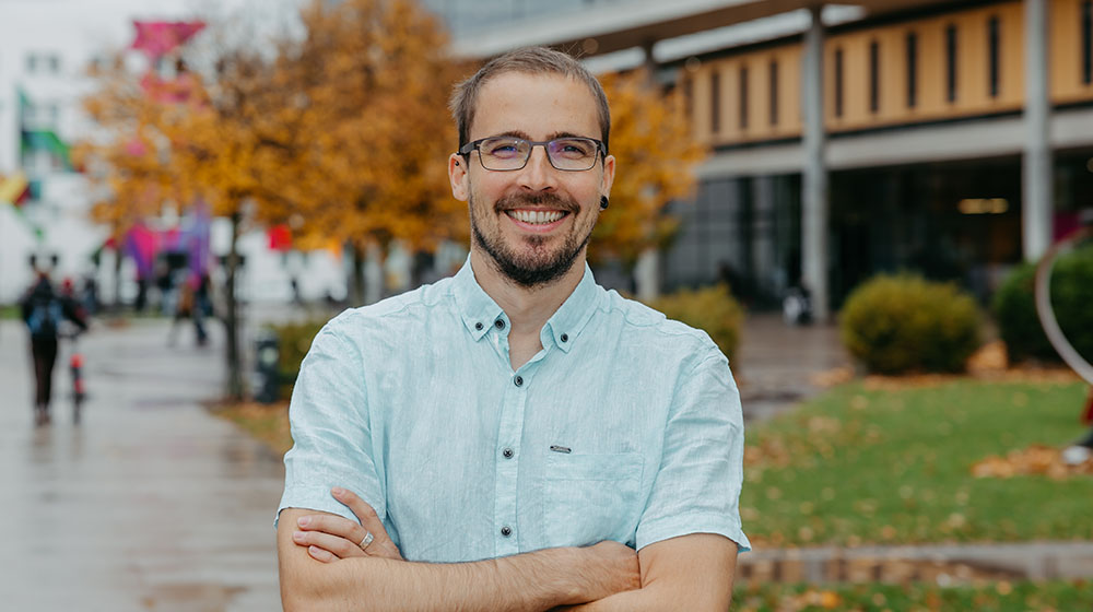Portrait Hannes Tegelbeckers auf dem Unicampus (Foto: Jana Dünnhaupt / Uni Magdeburg)