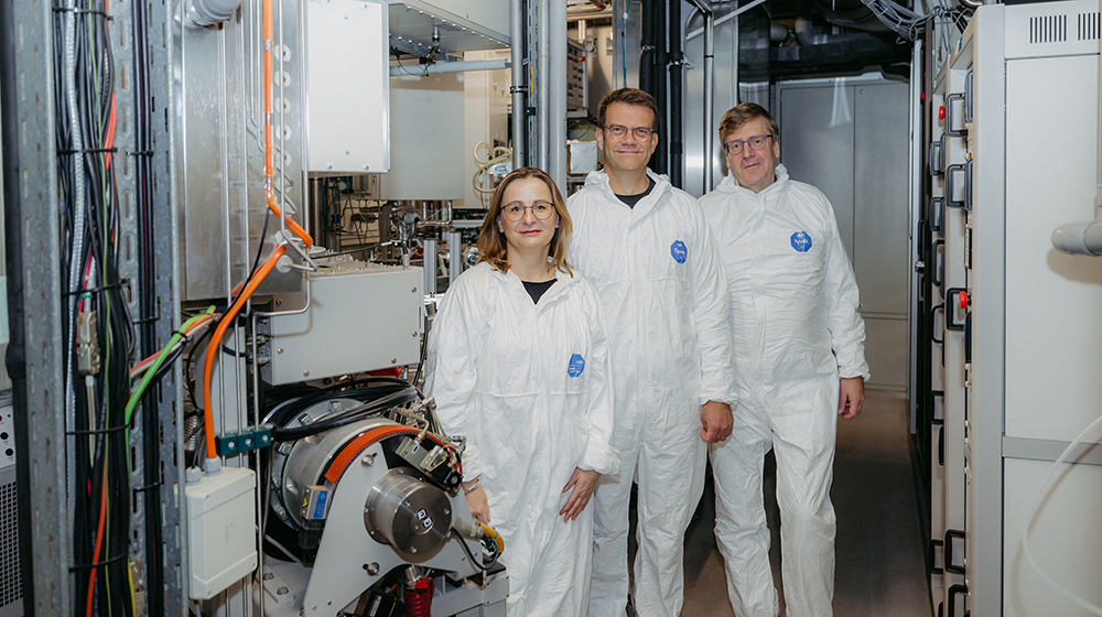 /unimagdeburg_media/Presse/Bilder/Pressemitteilungen/2024/Prof_+Dr_+Dina+Kuhlee_+Junior_Prof_+Dr_+Andreas+Zopff+und+Dipl_Ing_+J%C3%B6rg+Vierhaus+%28vlnr%29+vom+Projekt+skills4chips+stehen+in+Schutzanz%C3%BCgen+im+Reinraum+der+Uni+Magdeburg+%40+Jana+D%C3%BCnnhaupt_Uni+Magdeburg-height-560-width-1000-p-115888.jpg