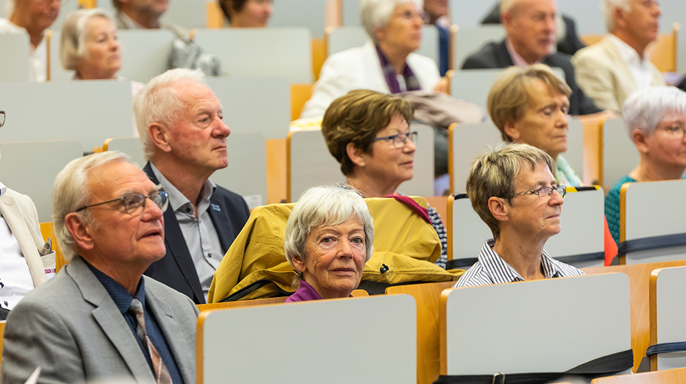 /unimagdeburg_media/Presse/Bilder/Pressemitteilungen/2025/A%CC%88ltere+Menschen+im+Ho%CC%88rsaal+%28c%29+Hannah+Theile+Uni+Magdeburg-height-560-width-1000.jpg