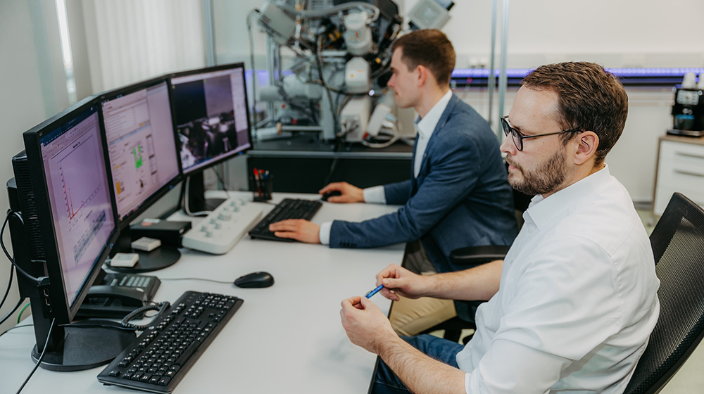 /unimagdeburg_media/Presse/Bilder/Pressemitteilungen/2025/CMMA_Leiter+Dr__Ing_+Markus+Wilke+und+Karsten+Harnisch+von+der+Fakulta%CC%88t+fu%CC%88r+Maschinenbau+nutzen+ein+3D_Rasterelektronenmikroskop+zur+Untersuchung+von+materialwissenschaftlichen+%28c%29+Jana+Du%CC%88nnhaupt_Uni+Magdeburg-height-560-width-1000-p-128403.jpg