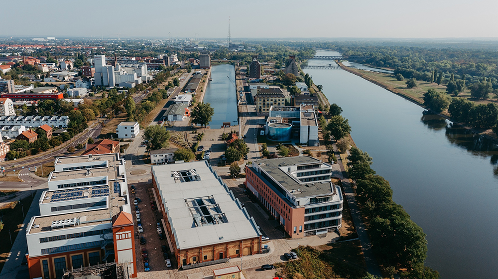/unimagdeburg_media/Presse/Bilder/Pressemitteilungen/2025/Luftaufnahme+vom+Wissenschaftshafen+%28c%29+Jana+Du%CC%88nnhaupt+Uni+Magdeburg-height-560-width-1000-p-118800.jpg