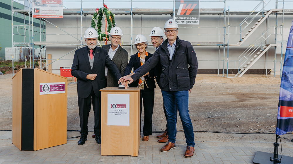 /unimagdeburg_media/Presse/Bilder/Pressemitteilungen/2025/Prof_+Armin+Willingmann_+Prof_+Dr_+Jens+Strackeljan_+Prof_+Manuela+Schwarz_+Prof_+Folker+Roland+und+Michael+Truthmann+beim+Richtfest+des+Rechenzentrums+in+Barleben+%28c%29+Jana+Du%CC%88nnhaupt_Uni+Magdeburg-height-560-width-1000-p-128469.jpg