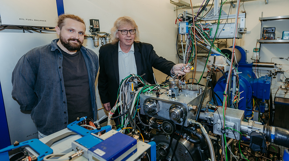 /unimagdeburg_media/Presse/Bilder/Pressemitteilungen/2026/Aristidis+Dafis+und+Prof_+Rottengruber+mit+einem+1_Zylinder+Versuchsmotor+am+Motorenpru%CC%88fstand+auf+dem+Campus+%28c%29+Jana+Du%CC%88nnhaupt+Uni+Magdeburg-height-560-width-1000-p-140327.jpg