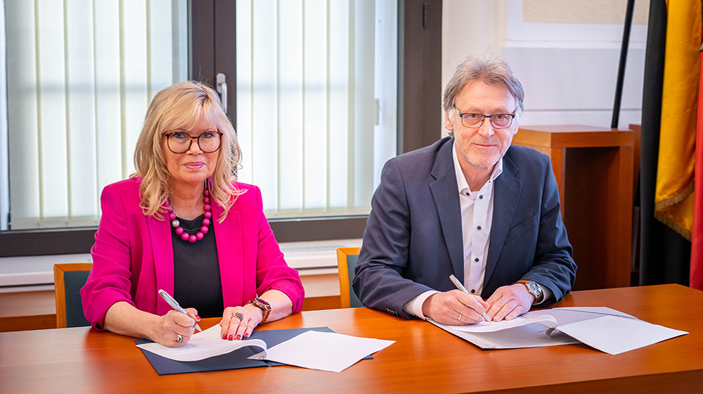 /unimagdeburg_media/Presse/Bilder/Pressemitteilungen/2026/Bild+1+Oberbu%CC%88rgermeisterin+Simone+Borris+und+der+Rektor+Prof_+Dr__Ing_+Jens+Strackeljan_+haben+am+8_+April+2026+im+Rathaus+eine+neue+Rahmenkooperationsvereinbarung+zur+engeren+Zusammenarbeit+unterzeichnet_+%28c%29+Romy+Buhr_Landeshauptstadt+Magdeburg-height-560-width-1000-p-139381.jpg
