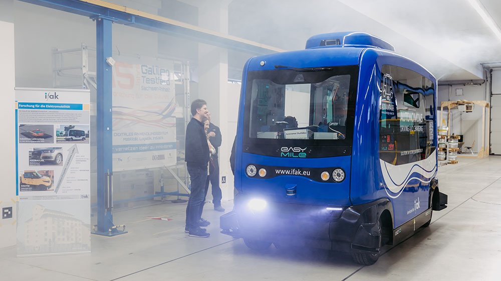 /unimagdeburg_media/Presse/Bilder/Pressemitteilungen/2026/Das+autonome+Shuttle+des+AULA_KI+Projektes+bei+einer+Demonstration+der+Sensordaten+mit+ku%CC%88nstlichen+Nebel+%28c%29+Jana+Du%CC%88nnhaupt_Uni+Magdeburg-height-560-width-1000-p-135817.jpg