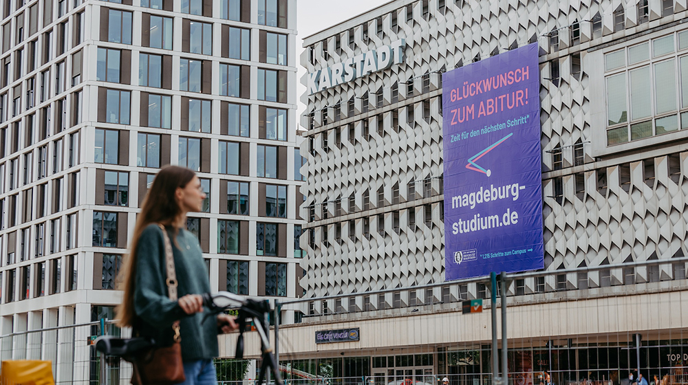 /unimagdeburg_media/Presse/Bilder/Pressemitteilungen/2026/Die+gro%CC%88%C3%9Fte+Abi_Glu%CC%88ckwunschkarte+der+Stadt+an+der+Fassade+des+fru%CC%88heren+Karstadt_Geba%CC%88udes+%28c%29+Jana+Du%CC%88nnhaupt+_+Uni+Magdeburg-height-560-width-1000-p-143341.jpg
