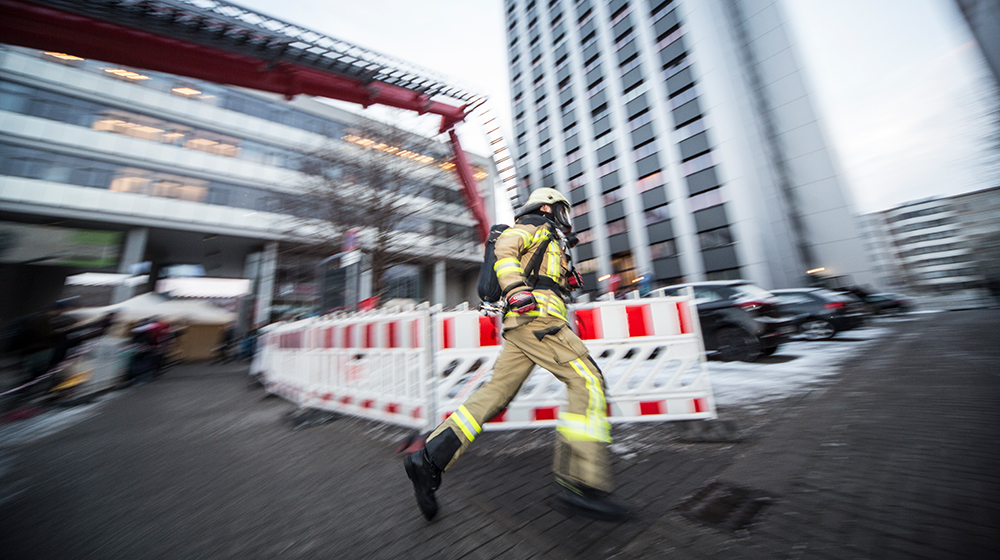 /unimagdeburg_media/Presse/Bilder/Pressemitteilungen/2026/Feuerwehrmann+beim+Hochhauslauf+%28c%29+Harald+Krieg+Uni+Magdeburg-height-560-width-1000.jpg