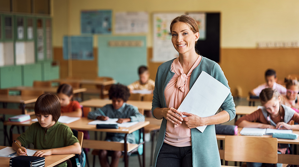 /unimagdeburg_media/Presse/Bilder/Pressemitteilungen/2026/Lehrerin+in+einem+Klassenzimmer+mit+Schu%CC%88lerinnen+und+Schu%CC%88lern+im+Hintergrund+%28c%29+Shutterstock-height-560-width-1000.jpg