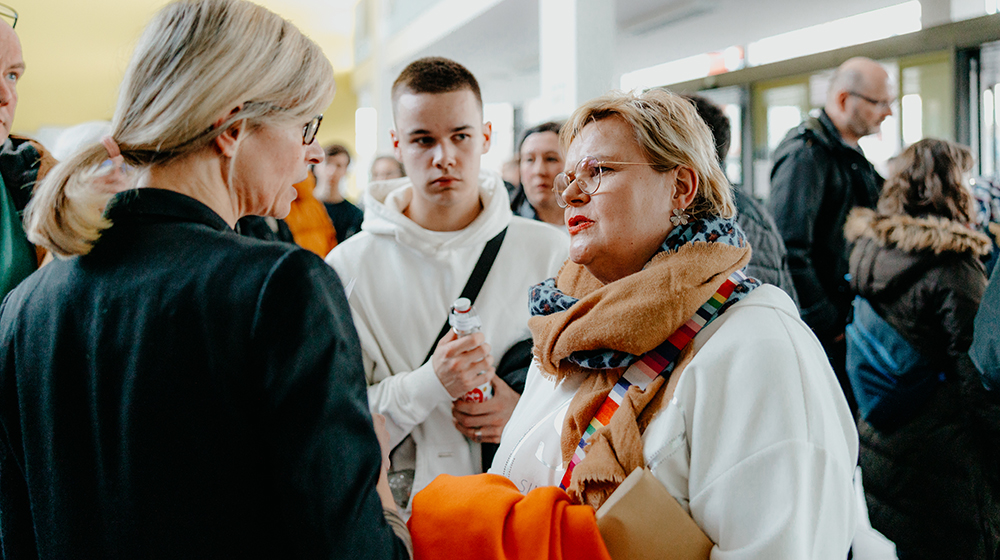 /unimagdeburg_media/Presse/Bilder/Pressemitteilungen/2026/Mutter+mit+Sohn+im+Gespr%C3%A4ch+mit+einer+Uni_Mitarbeiterin+beim+Elternabend+%28c%29+Hannah+Theile+Uni+Magdeburg-height-560-width-1000-p-136422.jpg