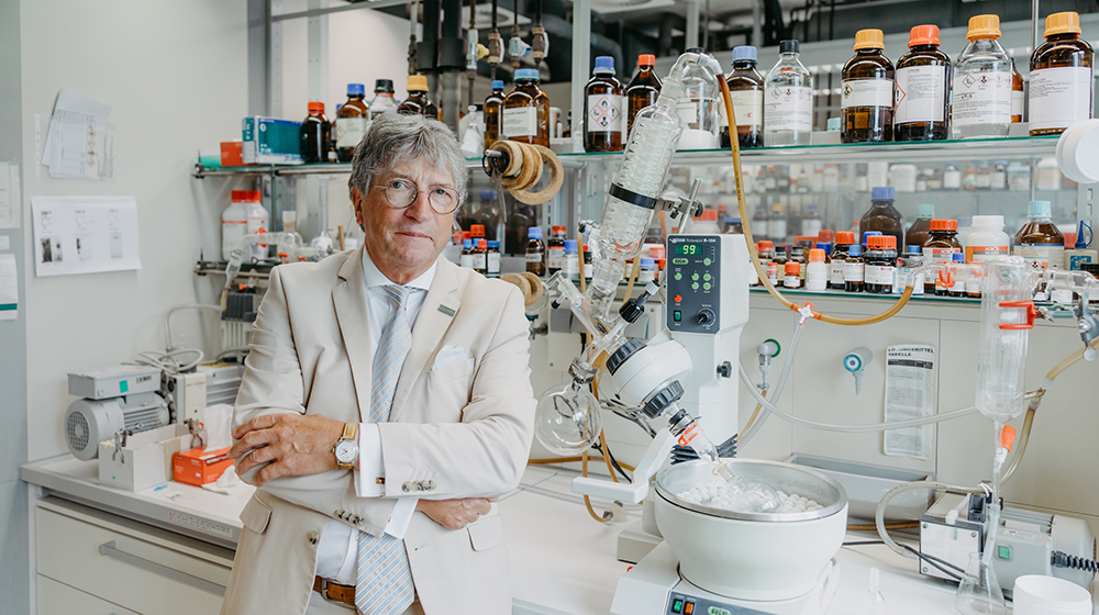 /unimagdeburg_media/Presse/Bilder/Pressemitteilungen/2026/Prof_+Dieter+Schinzer+in+seinem+Labor+am+Institut+fu%CC%88r+Chemie+der+Uni+Magdeburg+%28c%29+Jana+Du%CC%88nnhaupt_Uni+Magdeburg-height-560-width-1000-p-143968.jpg