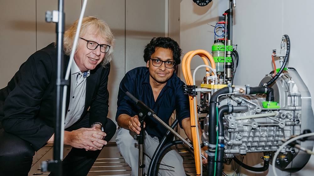/unimagdeburg_media/Presse/Bilder/Pressemitteilungen/2026/Prof_+Hermann+Rottengruber+und+der+Wissenschaftliche+Mitarbeiter+Dr__Ing_+Braj+Bhushan+Prasad+%28von+links+nach+rechts%29+vom+Institut+fu%CC%88r+Engineering+von+Produkten+und+Systemen+der+Uni+Magdeburg+mit+einem+PKW_Elektroantrieb+%28c%29+Jana+Du%CC%88nnhaupt-height-560-width-1000-p-141933.jpg