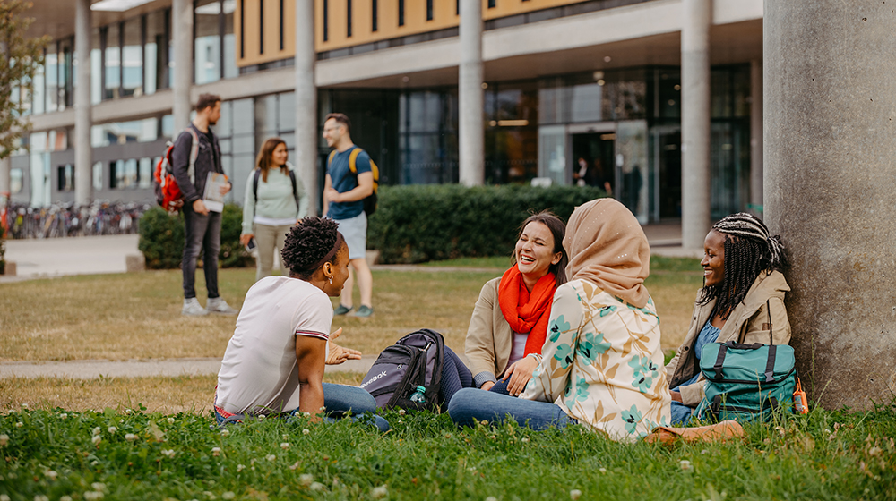 /unimagdeburg_media/Presse/Bilder/Pressemitteilungen/2026/Studierende+im+Austausch+auf+dem+Campus+der+Uni+Magdeburg+%28c%29+Jana+Du%CC%88nnhaupt_Universita%CC%88t+Magdeburg-height-560-width-1000.jpg
