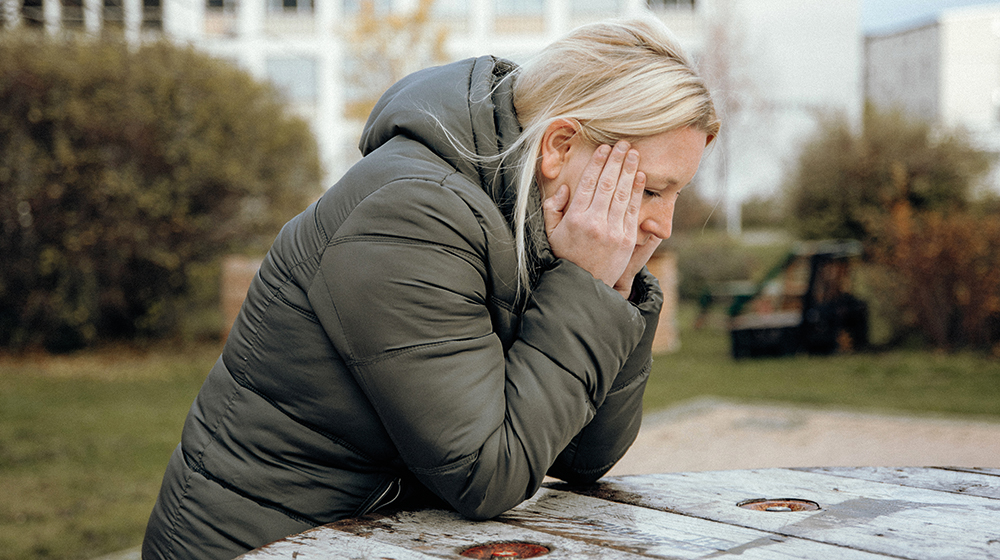 /unimagdeburg_media/Presse/Bilder/Pressemitteilungen/2026/Traurige+Frau+stu%CC%88tzt+sich+betru%CC%88bt+auf+ihren+Ha%CC%88nden+ab_+Portrait+Jana+Sennewald+%28c%29+Jana+Du%CC%88nnhaupt_Uni+Magdeburg-height-560-width-1000-p-137401.jpg