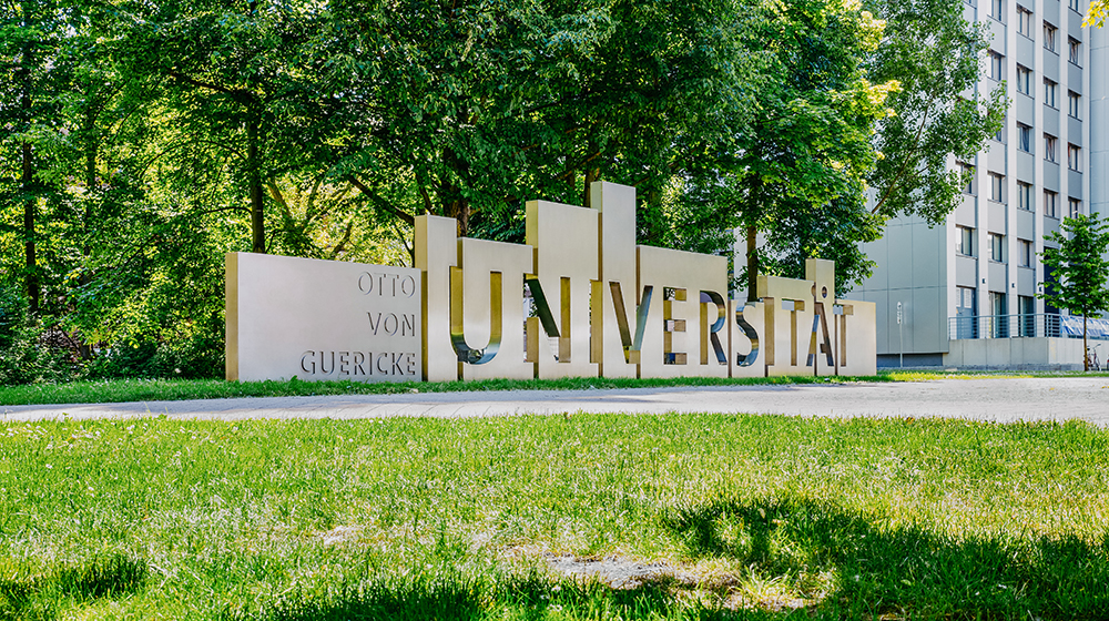 /unimagdeburg_media/Presse/Bilder/Pressemitteilungen/2026/Uniporta+der+Otto_von_Guericke_Universita%CC%88t+Magdeburg+%28c%29+Jana+Du%CC%88nnhaupt_Uni+Magdeburg-height-560-width-1000-p-144573.jpg