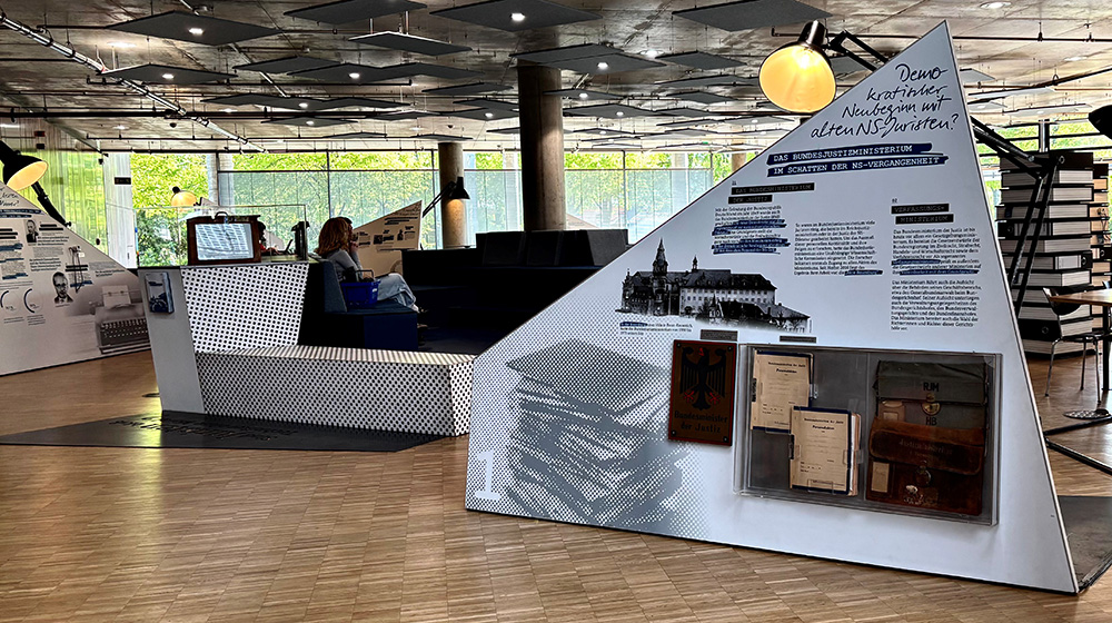 /unimagdeburg_media/Presse/Bilder/Pressemitteilungen/2026/Wanderausstellung+Rosenburg_Bundesministerium+der+Justiz+fu%CC%88r+Verbraucherschutz+%28Foto_+Carina+Kro%CC%88ber%29-height-560-width-1000.jpg
