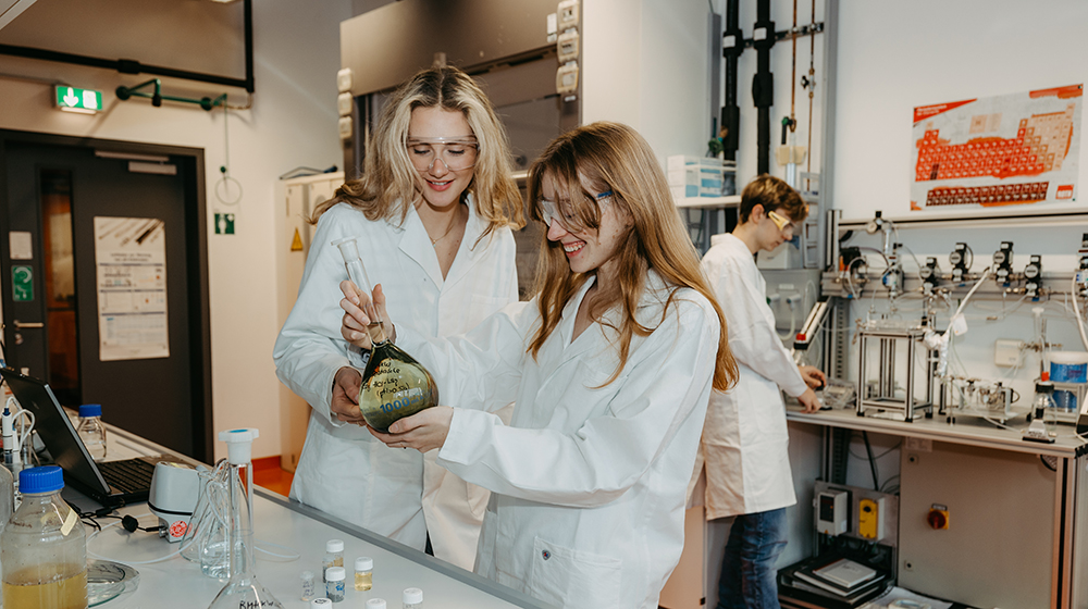/unimagdeburg_media/Presse/Bilder/Pressemitteilungen/2026/Zwei+junge+Frauen+im+Labor+%28c%29+Jana+Du%CC%88nnhaupt_Uni+Magdeburg-height-560-width-1000.jpg