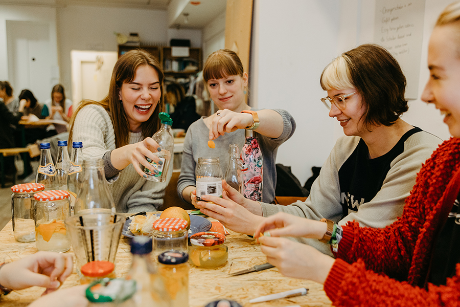 Und los geht's: Wir versuchen unser Glück beim zusammenmischen (Foto: Jana Dünnhaupt / Uni Magdeburg) Und los geht's: Wir versuchen unser Glück beim zusammenmischen (Foto: Jana Dünnhaupt / Uni Magdeburg)